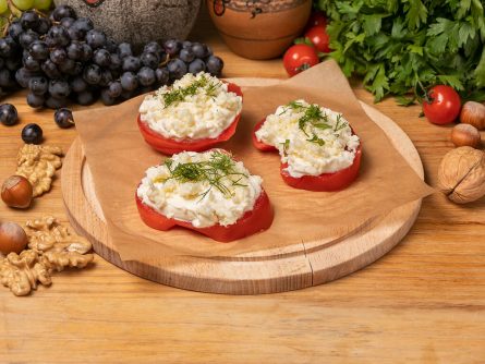 Помидоры с сыром и чесноком