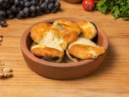 Шапочки шампиньонов с сыром на кеци